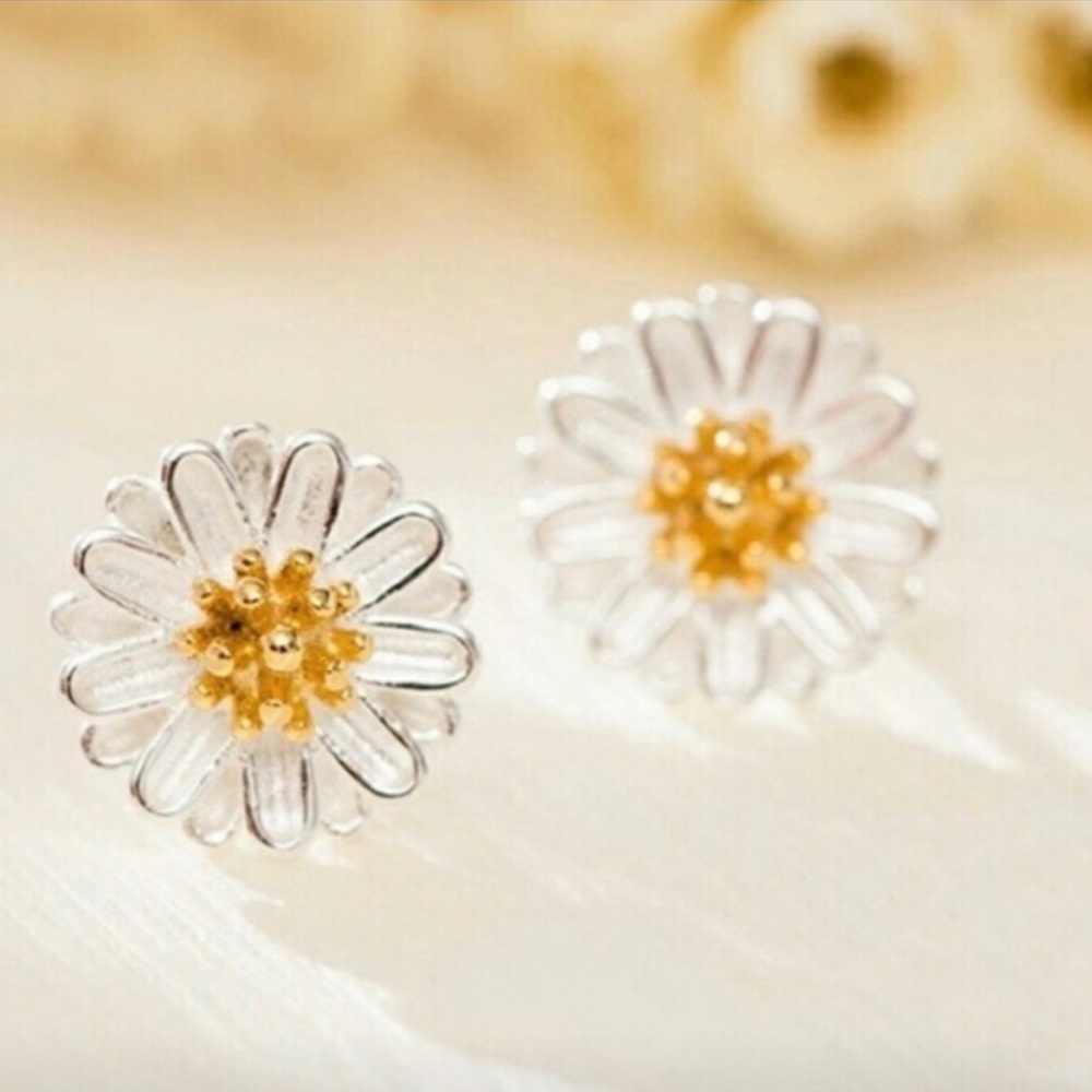 🌼 Dainty Daisy Stud Earrings 🌼
